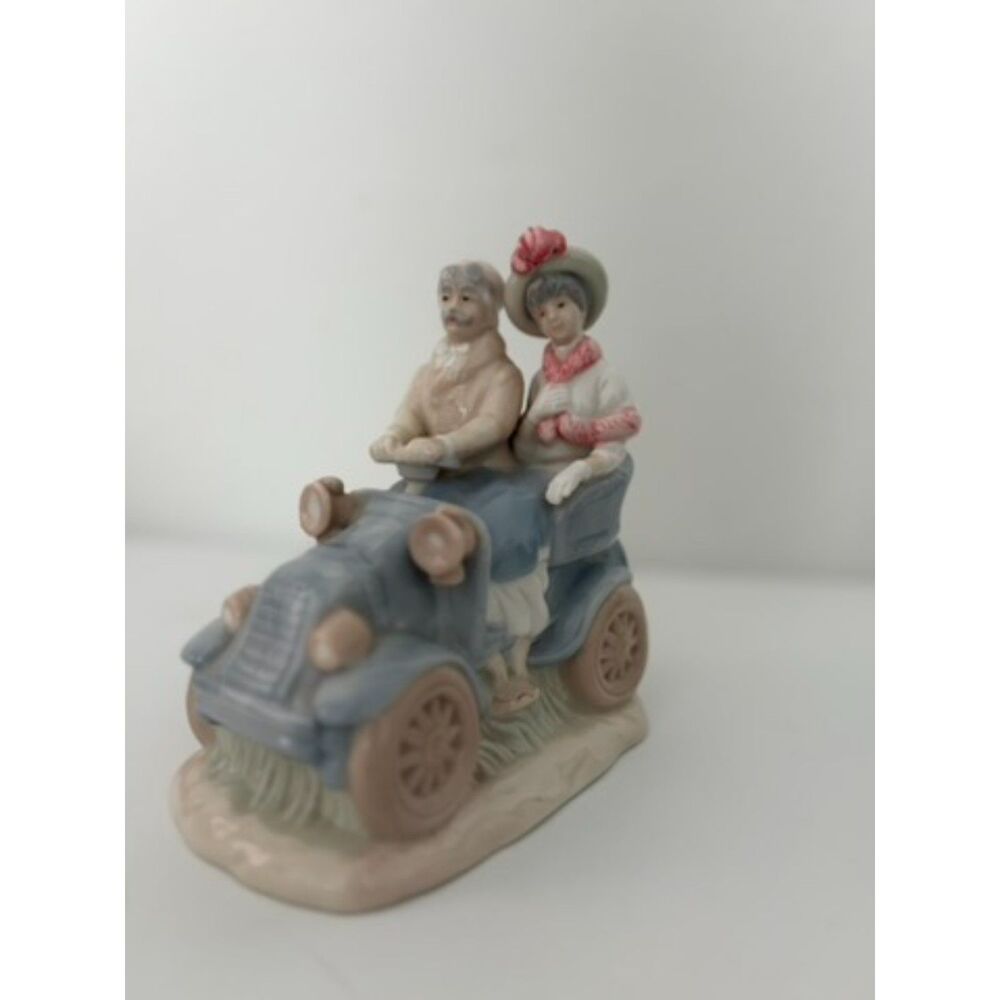 Vtg house of lloyd Porcelain couple in Antique car Figurine